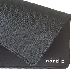 NÖRDIC gamingmusmatta, 450x400x4mm (M), halkfri naturgummibas, Elastan-tygtopp, sydda kanter, svart